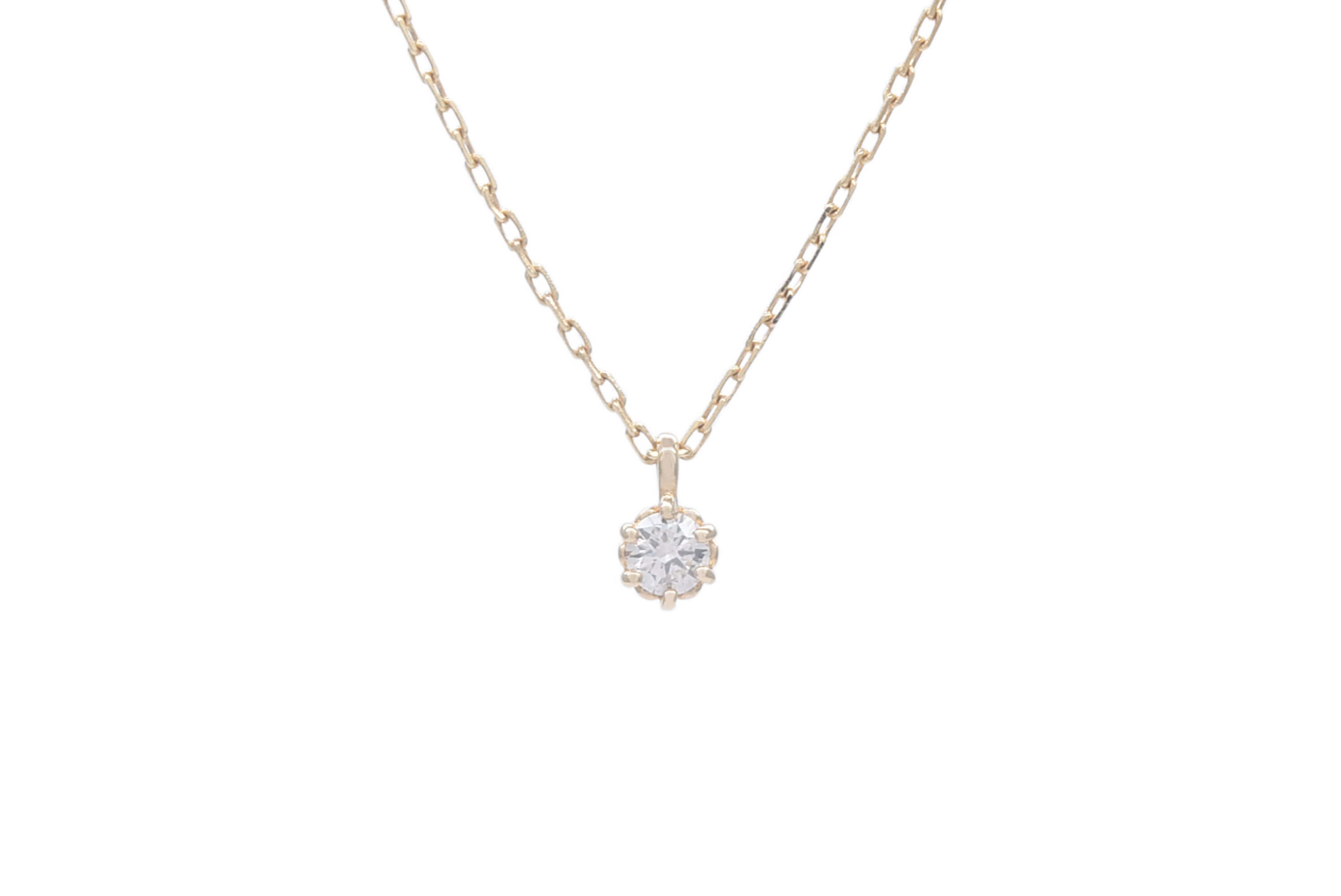 ゴールドチェーンに小さいペンダント