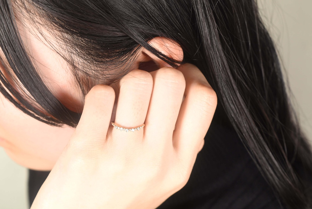 髪を耳にかける女性の横顔